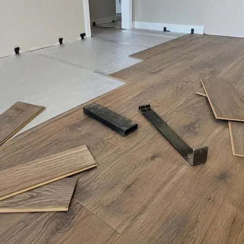 Tapping block and pull bar used to close laminate joints tight